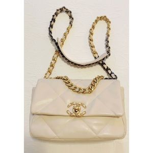 Gorgeous Cream Classic style Tufted Crossbody Bag.
